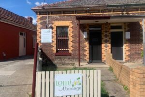 Lomi Lomi massage therapy for relaxation and healing